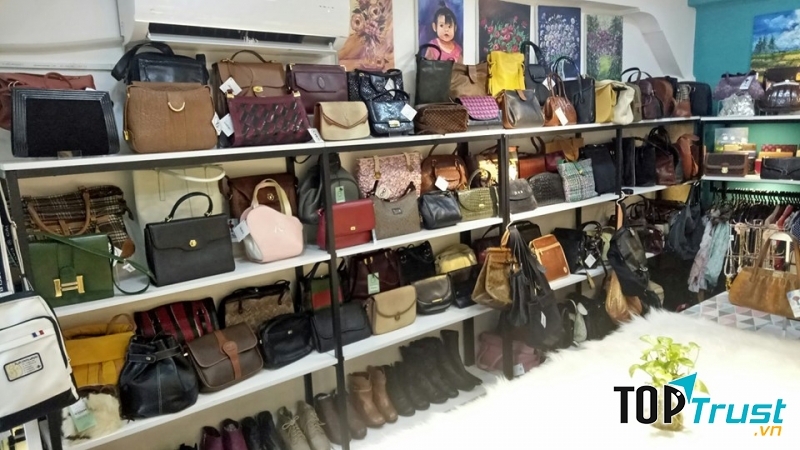 Cửa hàng trưng bày gọn gàng, sang trọng, nếu như không biết có thể bạn sẽ không nghĩ đây là một cửa hàng bán đồ 2hand đâu nhé