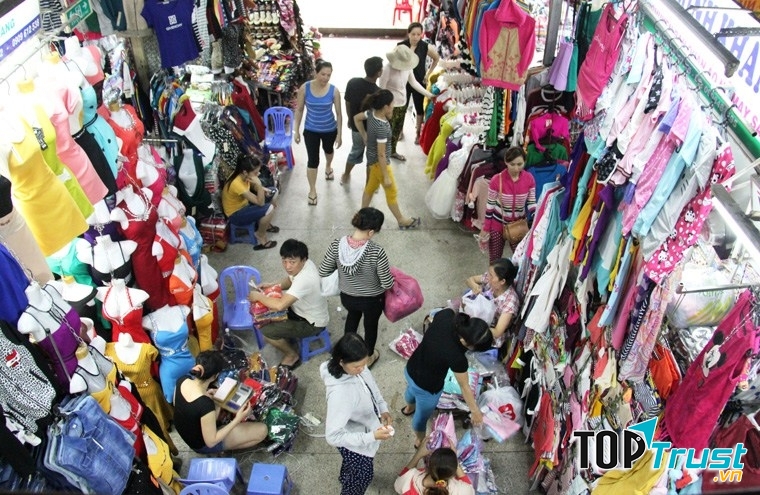 Tân Bình là một trong những khu chợ chuyên sỉ quần áo sầm uất lớn nhất nhì phía Nam