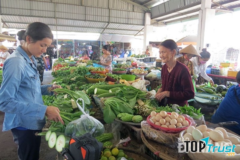 Khách hàng mua hàng tại chợ