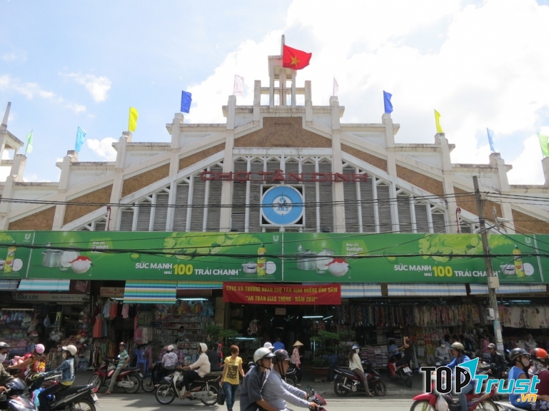 Cổng chính chợ Tân Định với kiến trúc lạ mắt.