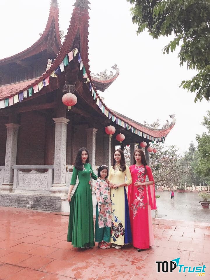 Tiệm có đầy đủ các mẫu mã áo dài hot nhất hiện nay cho ngày cưới với các thiết kế bắt mắt từ hình ảnh chim, phượng hoàng, rồng