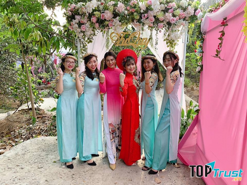 Boheur Studio có rất nhiều váy cưới để bạn lựa chọn nhưng áo dài cưới độc lạ cũng không ít