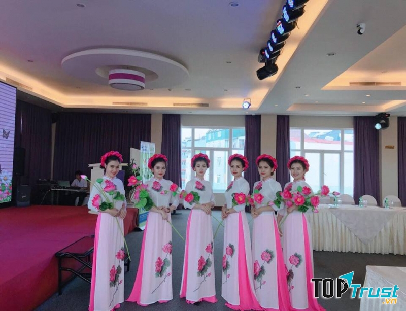 Cho thuê áo dài cưới đẹp nhất Đà Lạt – Công Ty Sống Nhạc