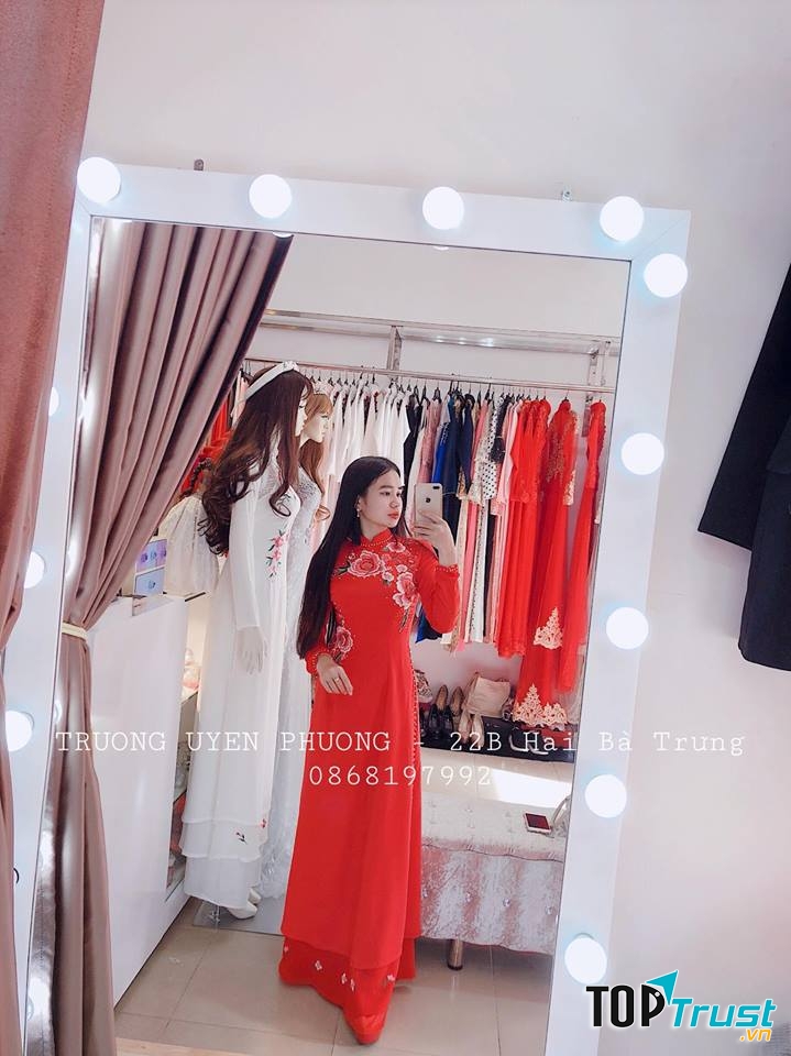 Studio sở hữu hàng trăm mẫu áo dài cưới, áo dài bưng quả, áo dài bà sui với đầy đủ các size lớn nhỏ giúp cô dâu chú rể dễ dàng lựa chọn.