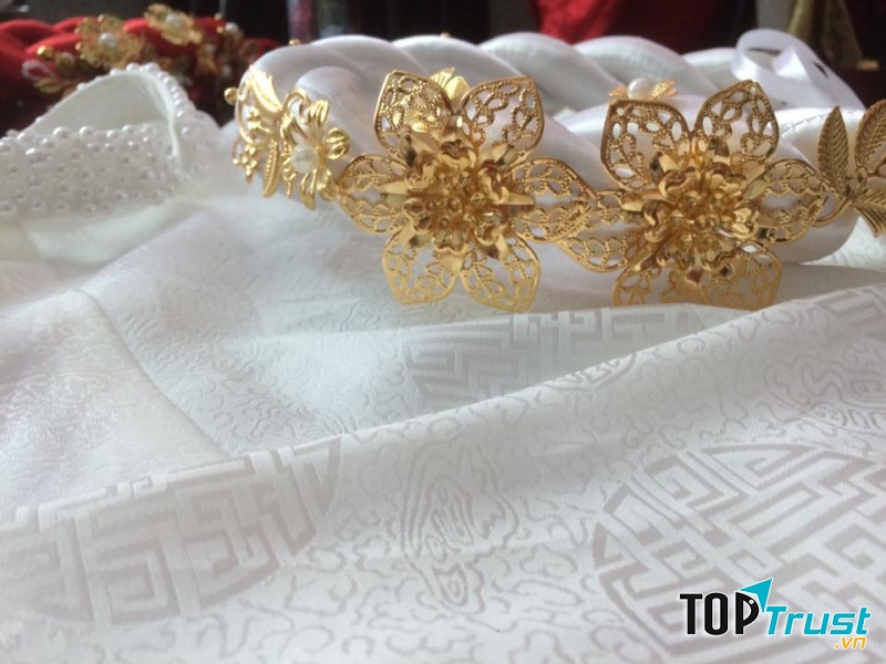 Chất liệu vải gấm giúp chiếc áo dài sang trọng và tinh tế hơn.