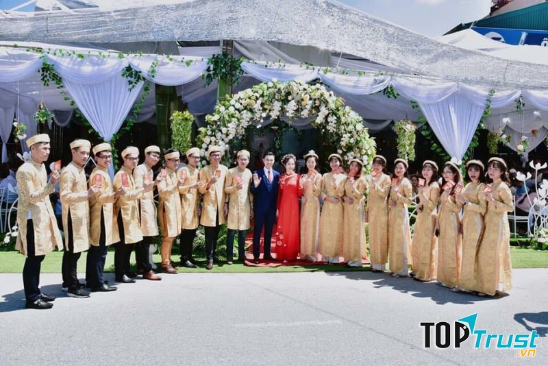 Tại đây có đầy đủ các mẫu áo dài bưng tráp cho cả nam và nữ.