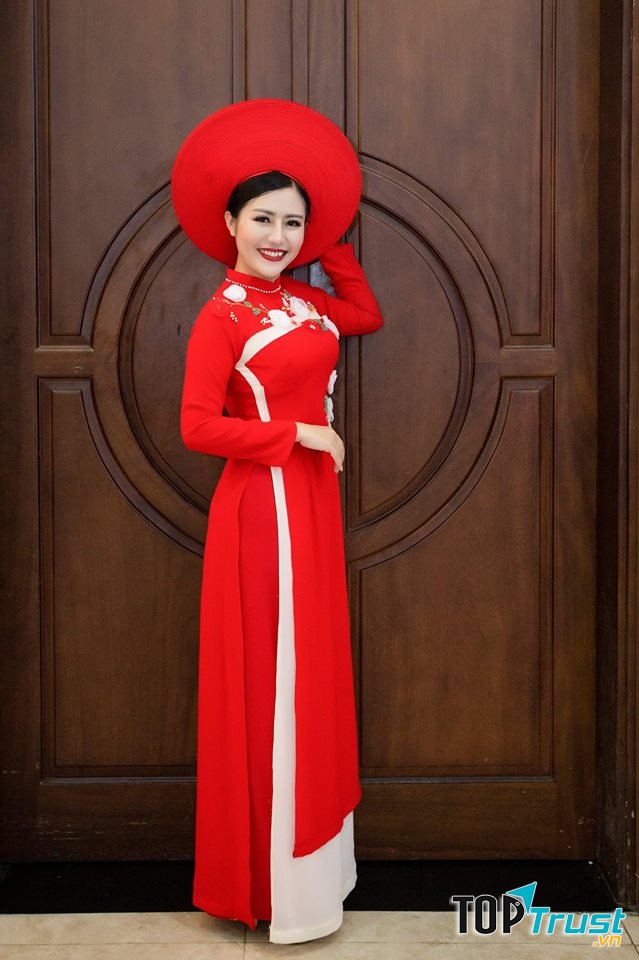 Và bộ sưu tập áo dài cươi của Linhxinh Xinh sẽ giúp bạn “hóa thân” thành cô dâu lộng lẫy nhất trong ngày trọng đại của mình.