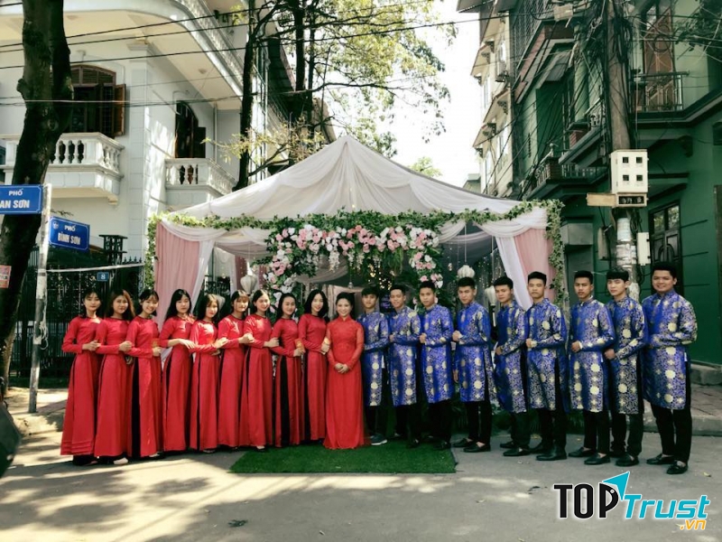 Ưu điểm nổi bật của tiệm là bạn có thể thuê luôn trọn bộ áo dài bê tráp cho dàn phụ dâu, phụ rể với giá cực kỳ phải chăng.