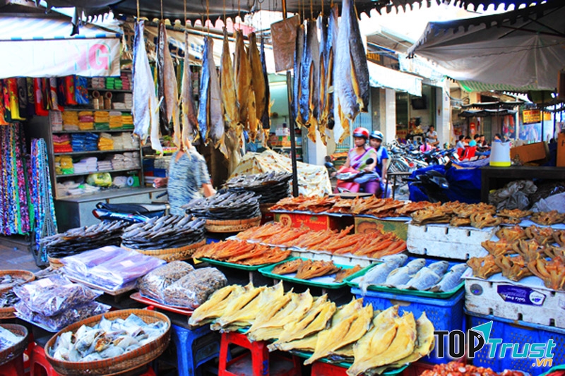 Các mặt hàng khô, mắm bày bán ở chợ Tịnh Biên