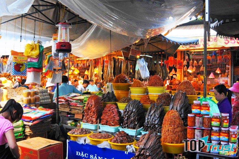 Những mặt hàng trù phú tại chợ Tịnh Biên