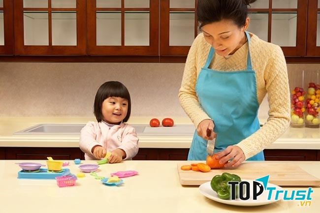 Cho trẻ cùng vào bếp cùng mẹ