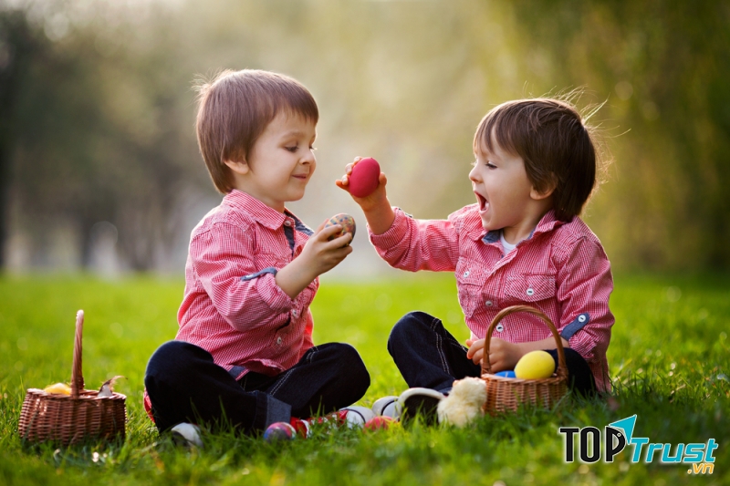 Cho trẻ đến chỗ đông người, đặc biệt là giao tiếp với trẻ cùng trang lứa