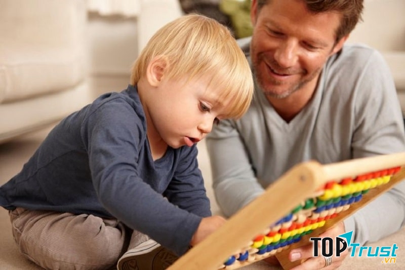 Không gì khiến tình cảm gia đình gắn bó hơn khi cha mẹ dành thời gian ra để giúp con làm bài tập hay học tại nhà.