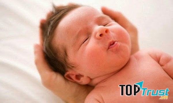 Trong 2 năm đầu đời không cần kê gối cho bé đâu