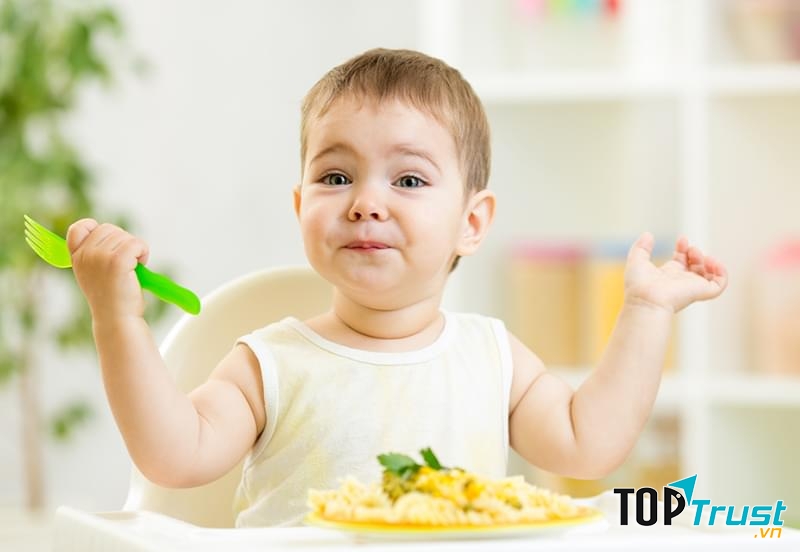 Cho trẻ tự ăn