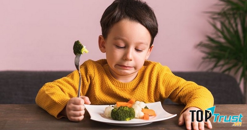 Việc trẻ ít vận động cũng có thể khiến trẻ biếng ăn.