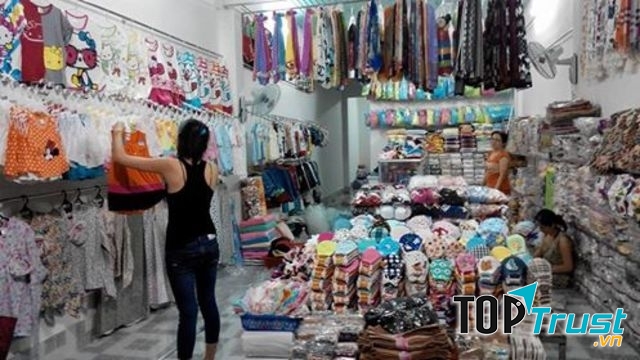 Chợ truyền thống với hàng trăm loại mẫu mã sản phẩm