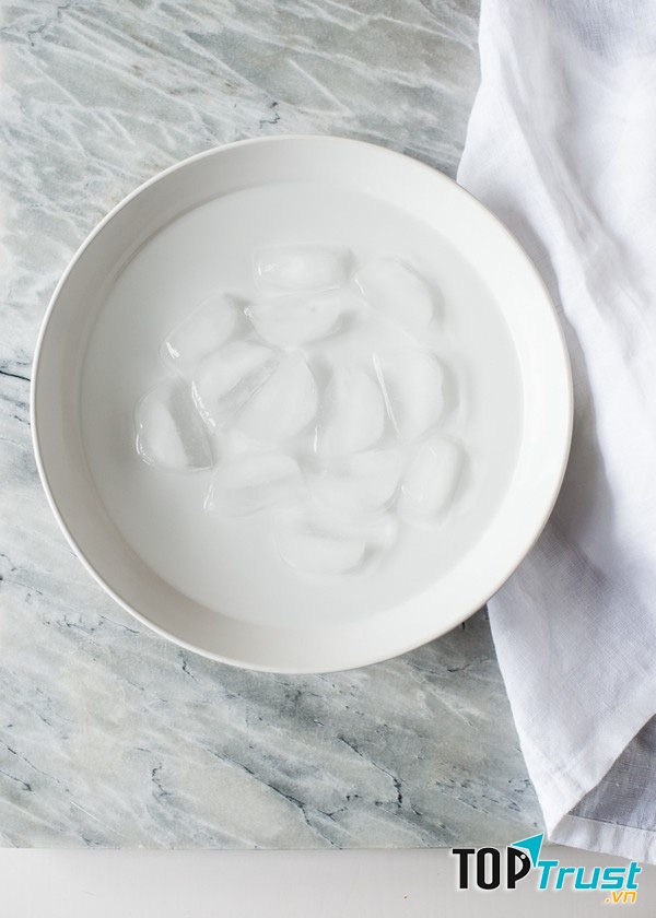 Cho vào ngăn mát tủ lạnh một ít đá