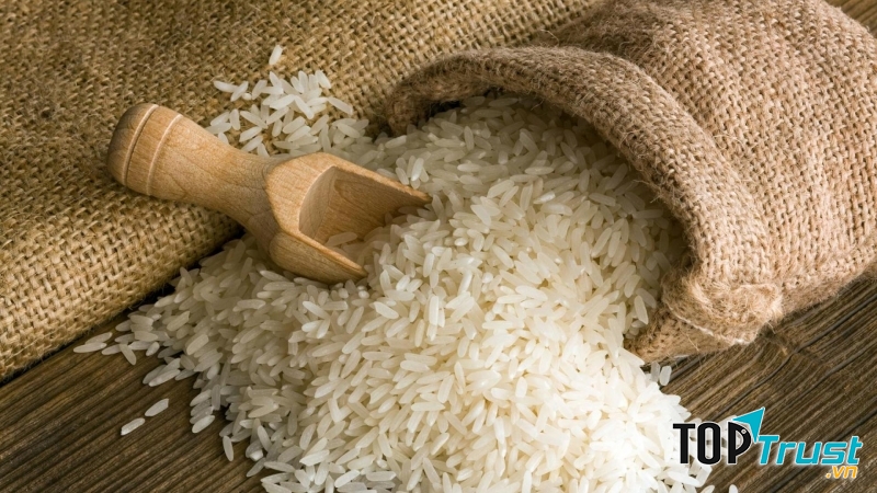 Cho trái cây chưa chín vào gạo