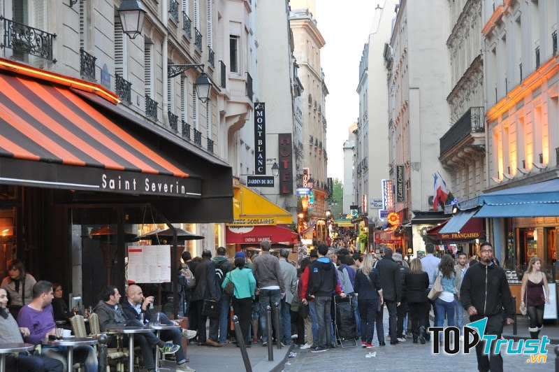 Tấp nập từ ngoài cổng chợ