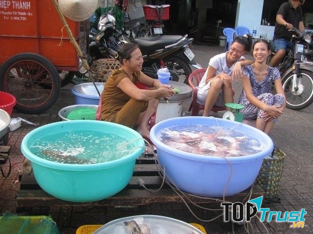 Người dân bán hải sản ở đây luôn niềm nở nụ cười đón khách mua