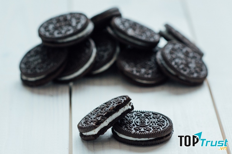 Oreo cùng với sữa tươi, để tăng thêm độ ngậy của bánh.