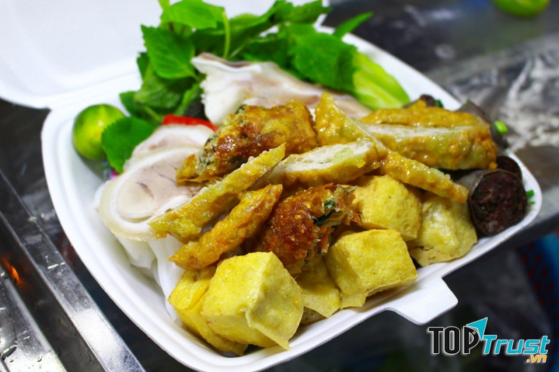 Bún đậu mắm tôm hấp dẫn tại tiệm