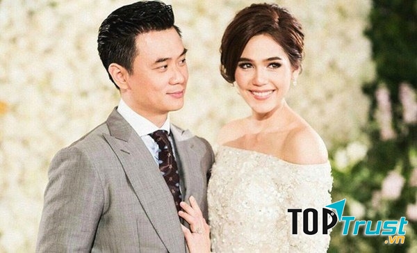 Chompoo có cuộc hôn nhân viên mãn và hạnh phúc với tỷ phú Nott Witsarut.