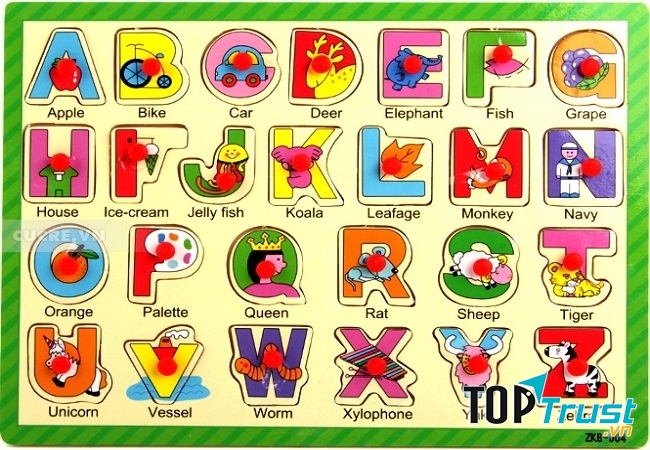Cha mẹ có thể chọn mua những bảng chữ cái màu sắc, có âm thanh đính kèm.