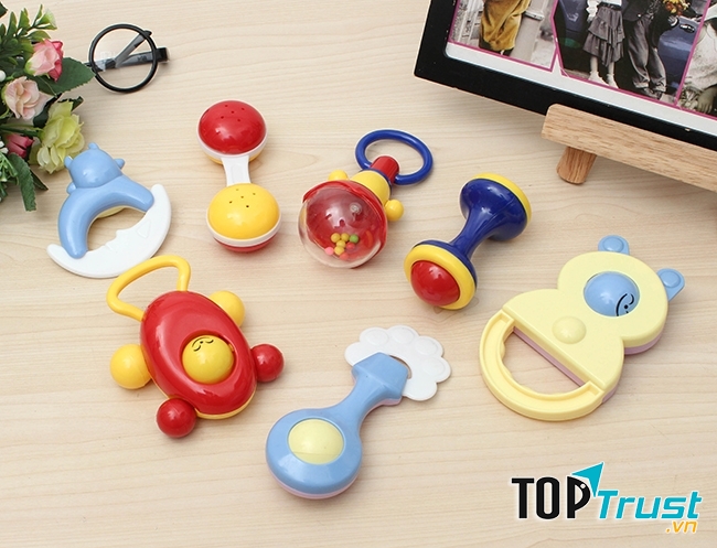 Đồ chơi phải phù hợp với lứa tuổi của con.