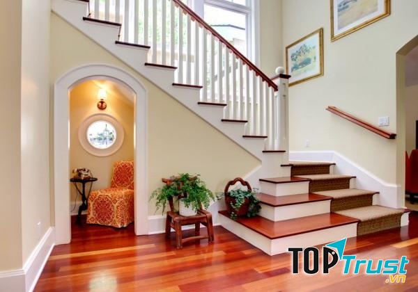 Không bố trí nhà vệ sinh hoặc cầu thang nằm đối diện phòng của con