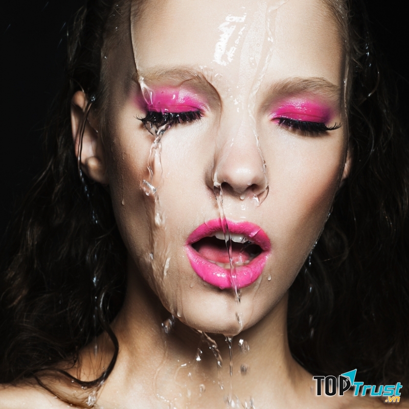 Nếu bạn có ý định xuống bể bơi hay đi biển mà vẫn muốn xinh đẹp, thu hút, thì mascara chống nước là một sự lựa chọn thích hợp dành cho bạn