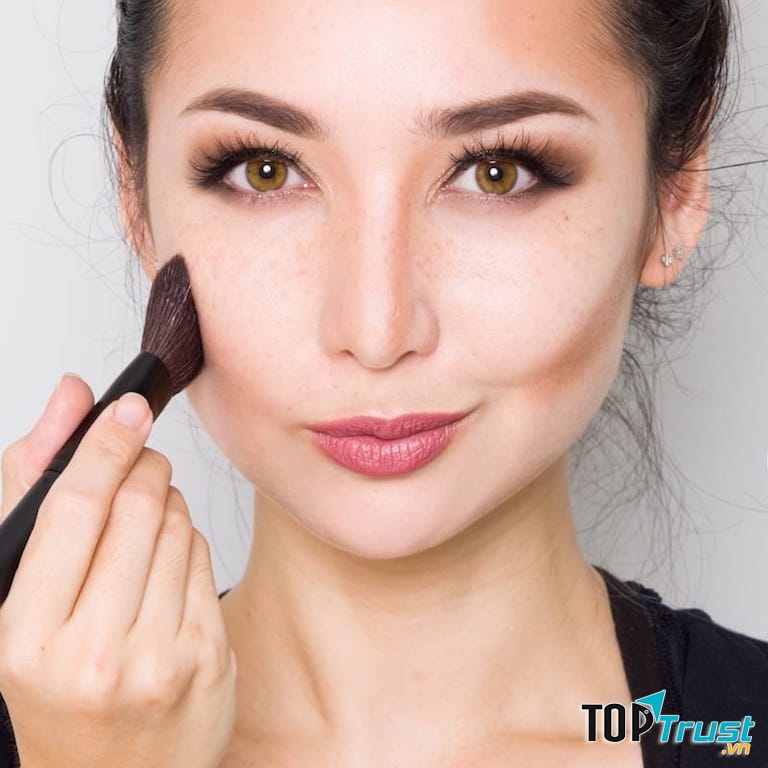 Bạn không nên dùng phấn tạo khối có màu quá đậm