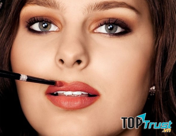 Lựa chọn màu son phù hợp với độ tuổi sẽ giúp bạn trở nên sang trọng, xinh xắn hơn.