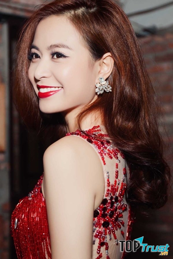 Một lưu ý vô cùng quan trọng mà các cô gái thường bỏ qua chính là lựa chọn son môi phù hợp với màu sắc trang phục của mình.