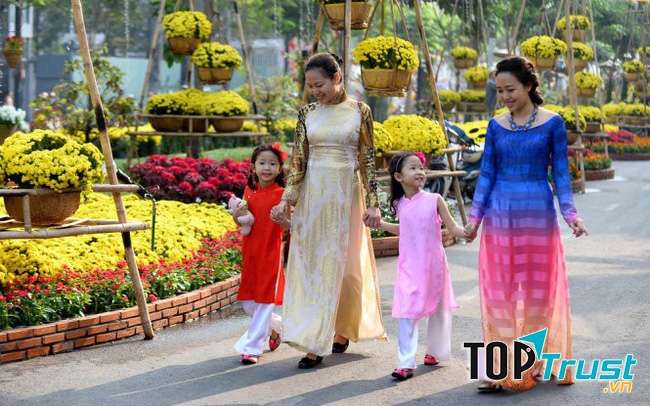 Xuất hành là đi ra khỏi nhà trong ngày đầu năm để tìm may mắn cho mình và gia đình