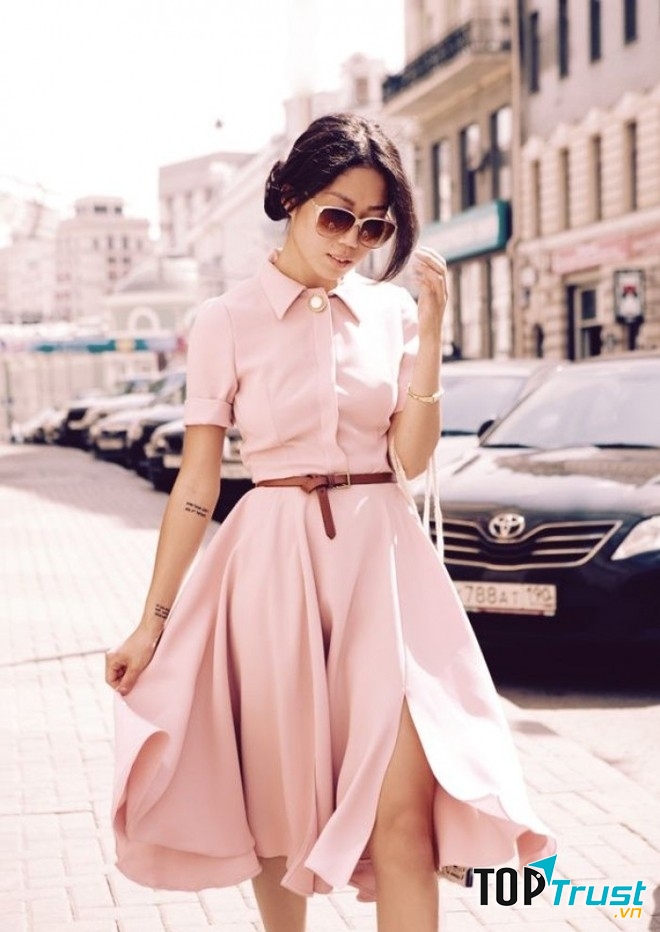 Đối với những bạn gái có bắp tay to, hãy lựa chọn những chiếc áo khoác len mỏng, đi kèm váy, hoặc chọn một chiếc váy có tay lửng, như vậy sẽ không làm che đi quá nhiều chi tiết trên chiếc váy.