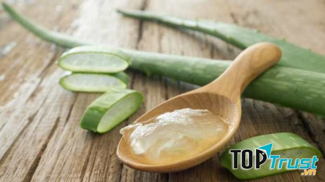 Dịch trong lá của nha đam có tác dụng làm mắt dịu mát, dễ chịu.