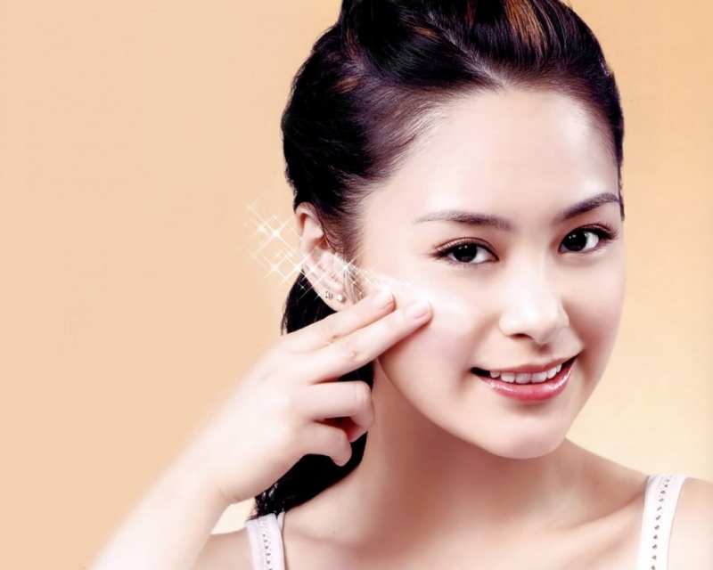 Bôi kem chống nắng là bước quan trọng nhất nhì trong các bước chăm sóc da vào buổi sáng mà bạn tuyệt đối không thể bỏ qua.