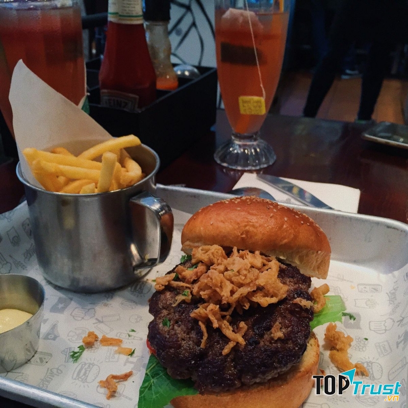 Hamburger tại Chops - Hops, Wheat & Meat