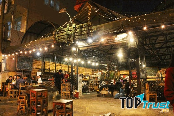 Quán rộng thoáng, phong cách trẻ trung, bày trí và phong cách lạ