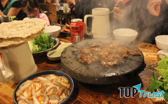 Món ăn đặc biệt được nướng trên đá