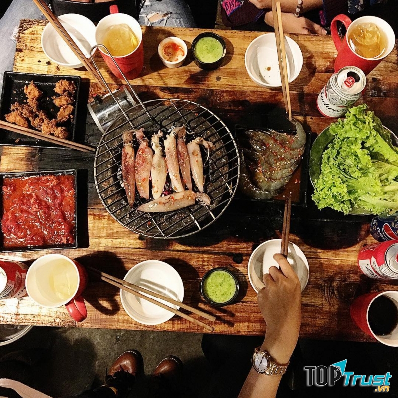 Chu quán phục vụ kết hợp cả món nướng và món chiên