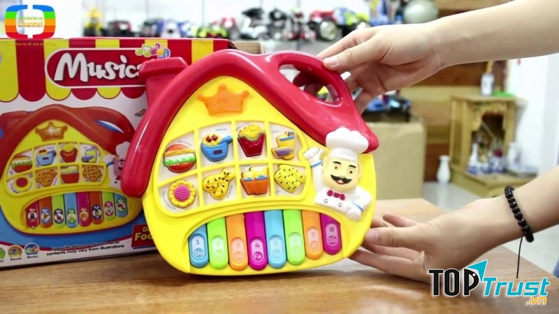 Cha mẹ nên cân nhắc về chất lượng đồ chơi trước khi mua cho bé.