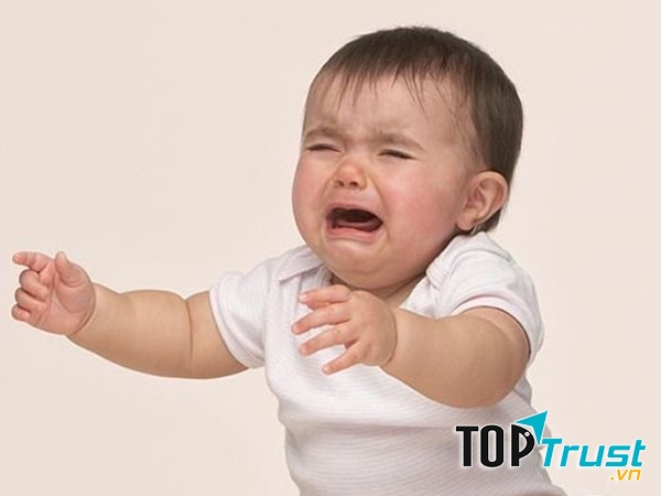 Tiếng khóc là phương tiện giao tiếp của bé với thế giới xung quanh.