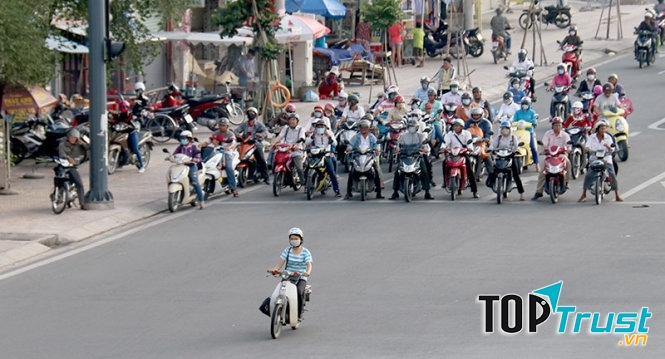 Chú ý đến tín hiệu đèn giao thông