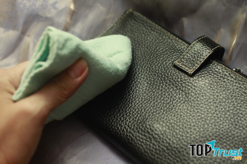 Chú ý khi tẩy rửa túi da