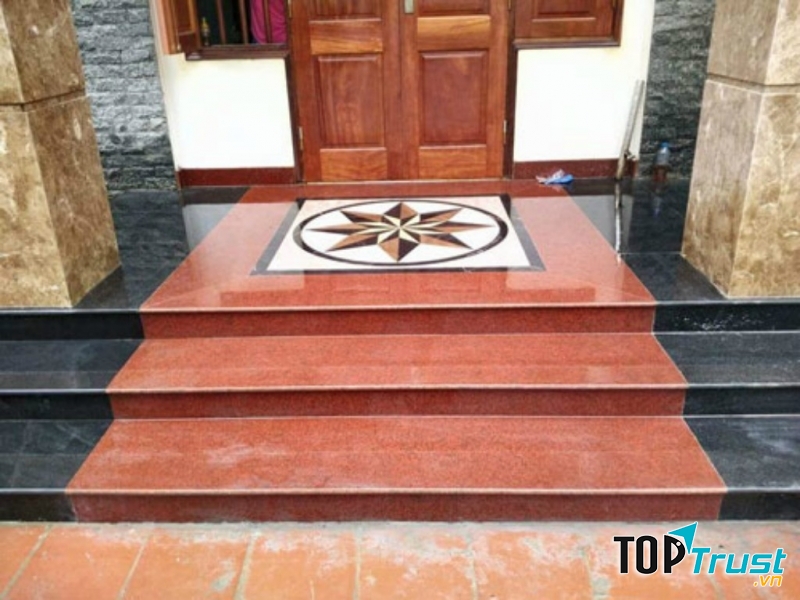 Bậc thềm nhà cho biết tình trạng quan hệ của gia chủ