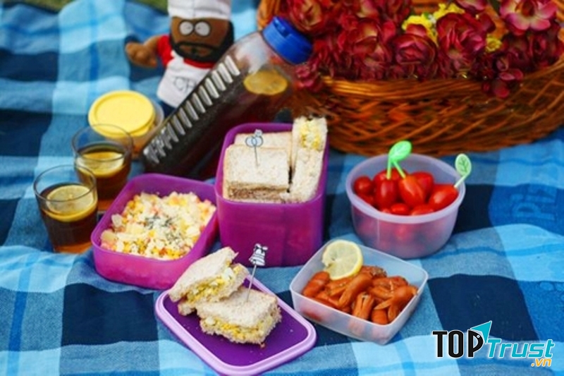 Chuẩn bị ít đồ ăn nhẹ cho bạn cùng ekip để nạp năng lượng cho buổi chụp nhé