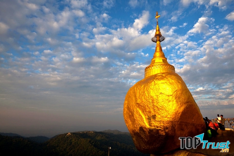 Chùa Kyaikhtiyo còn được gọi là chùa Đá Vàng